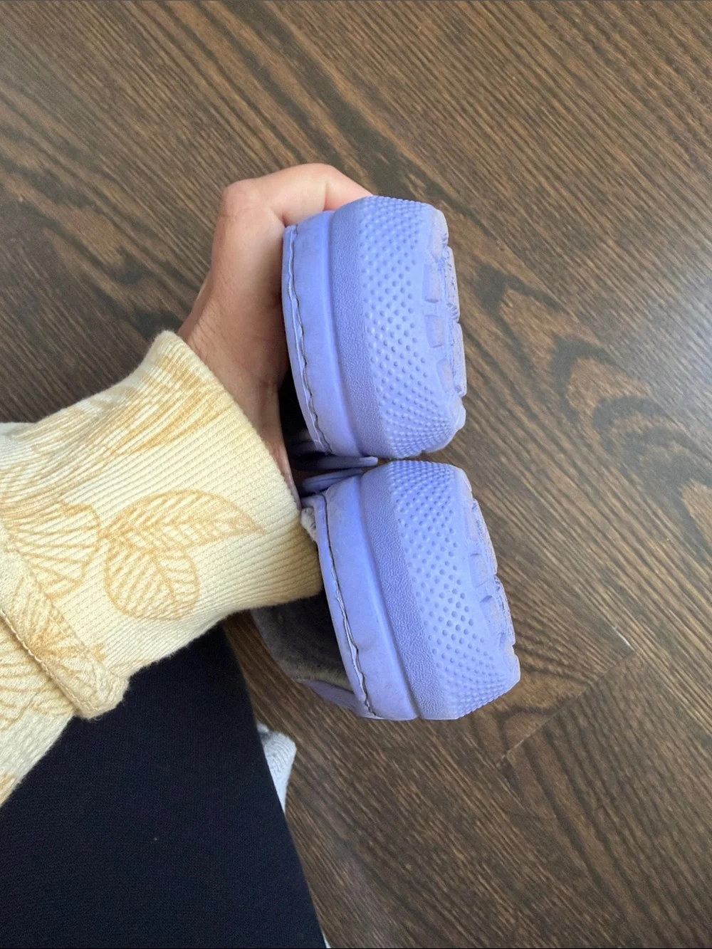 CROCS Kids Lavender Faux-Fur Lined Clogs. C8